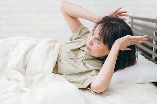 頭が痛くて目が覚める！？睡眠時頭痛の原因と対処法を解説