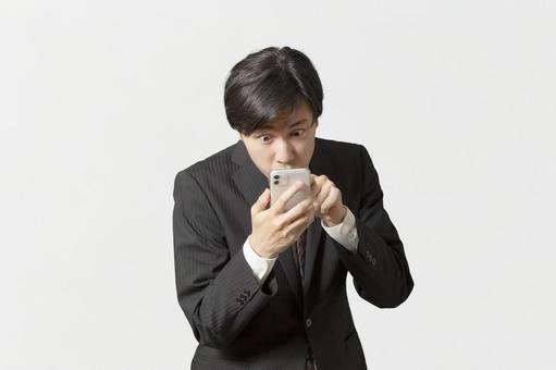 スマホ(携帯)の触り過ぎは閃輝暗点の原因に!?目がチカチカする原因を徹底解説